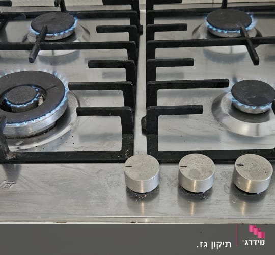 כיריים גז עם להבות כחולות במטבח
